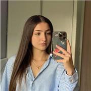 Étudiante à Paris III, donne des cours du CP à la terminale.